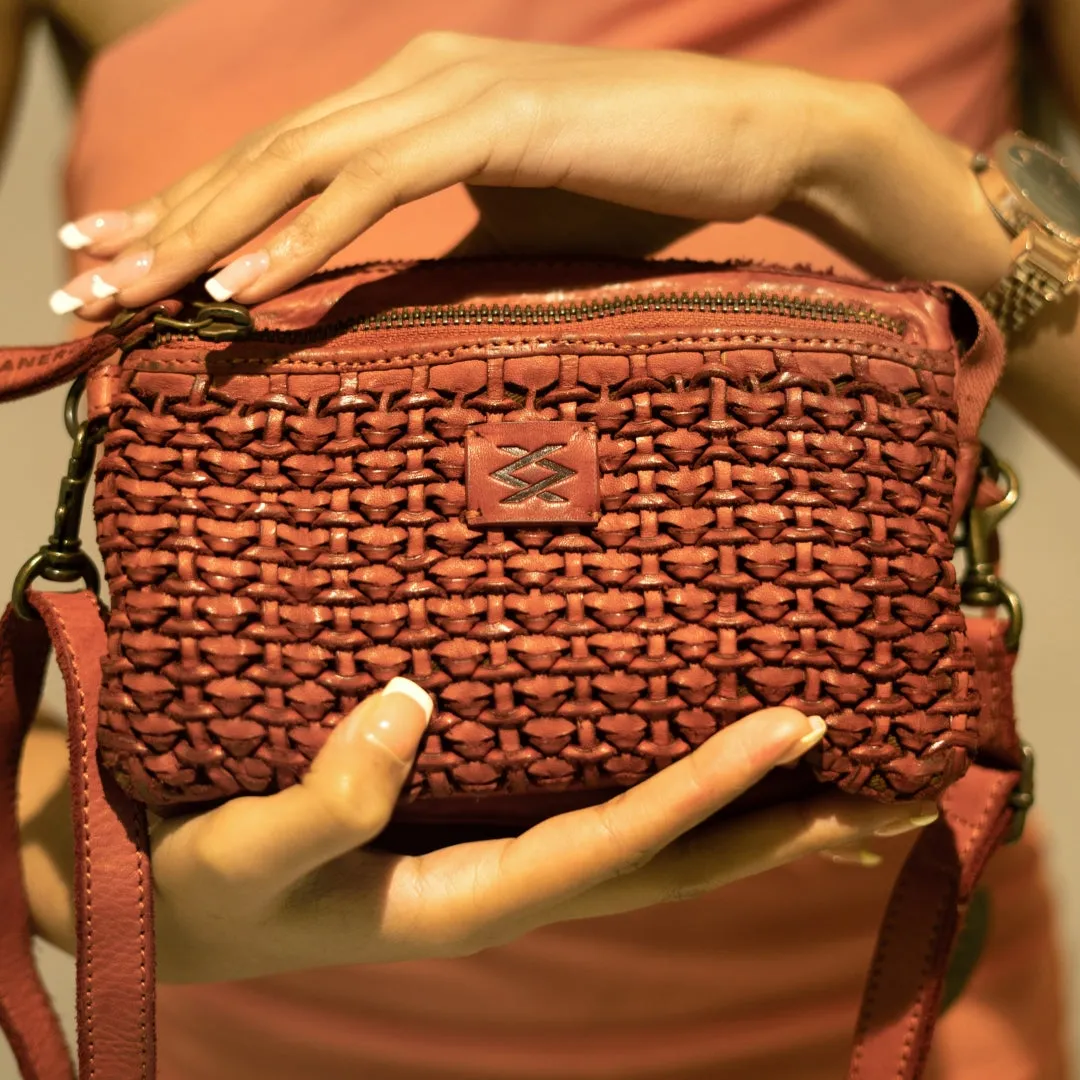 Levi - The Small Sling bag -Cognac